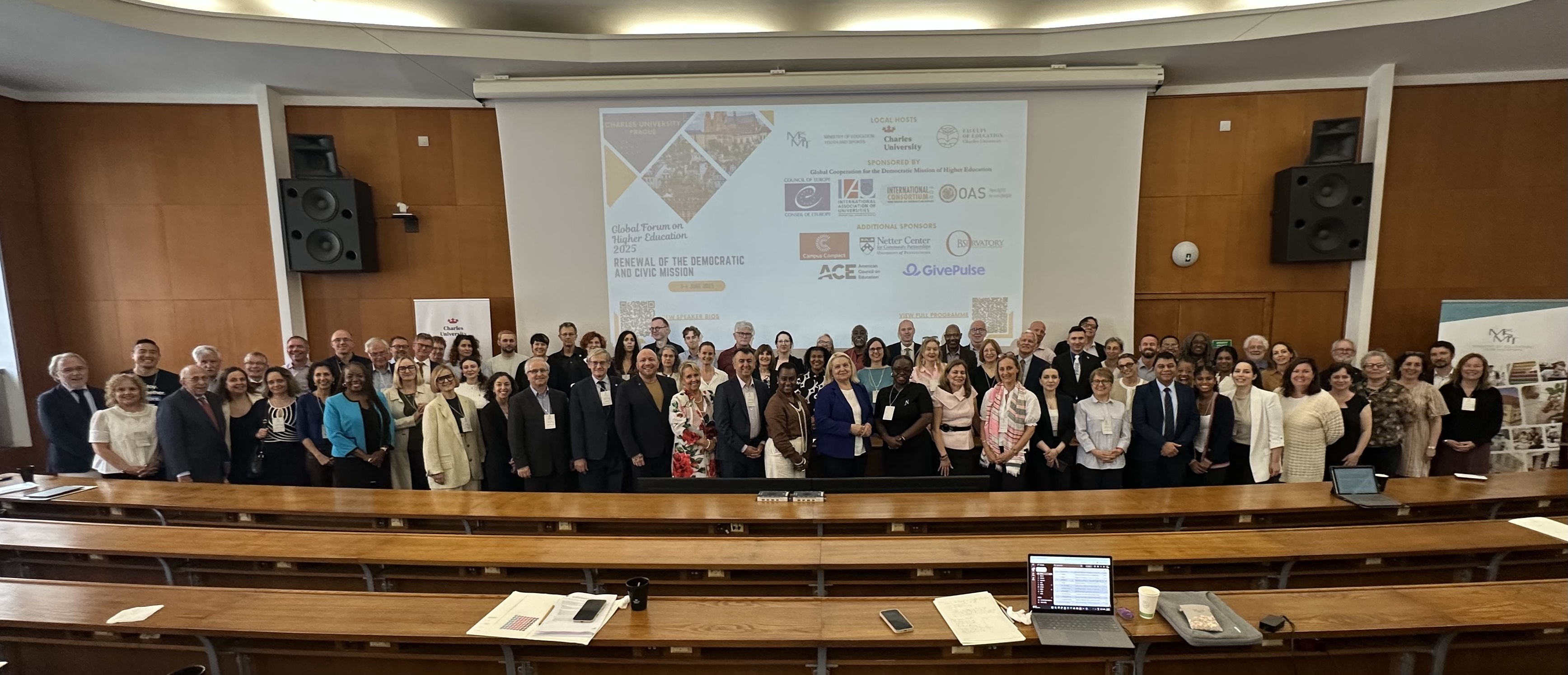 Group picture of Global Forum attendees&nbsp;
